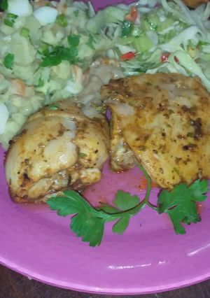 Una foto de Pollo al horno saborizado con 2 ensaladas