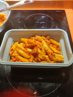 Una foto de Penne con tomate