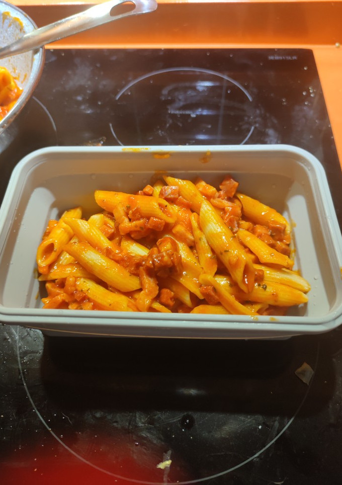 Una foto de Penne con tomate