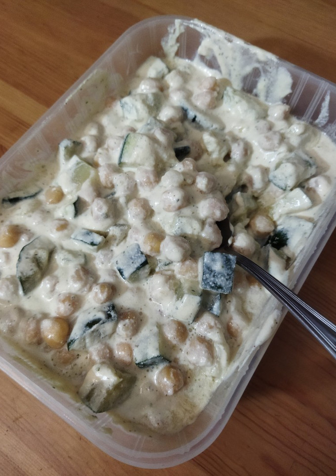 Una foto de Garbanzos con calabacín en salsa de tofu al limón