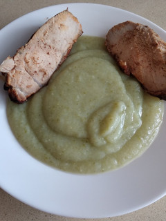 Una foto de Puré de patatas con lomo pintado para asado al horno