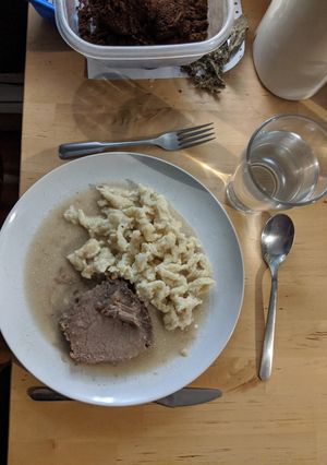 Una foto de Sauerbraten con Spätzle