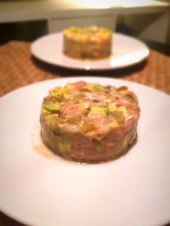 Una foto de Tartar de salmón y aguacate