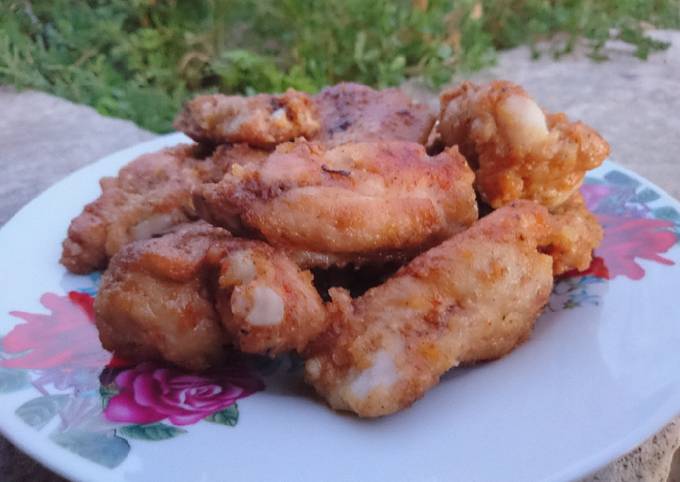 Жареные куринные крылья с луком и с сахаром