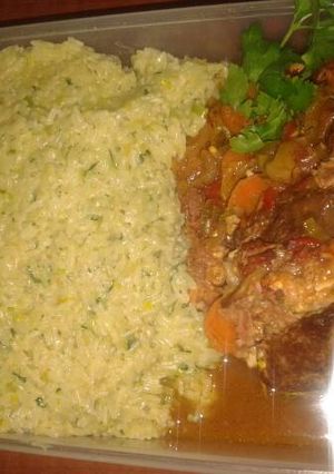 Una foto de Colita de cuadril rellena acompañado con risotto de verduras