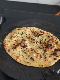 ગાર્લિક નાન (Garlic Naan Recipe In Gujarati) રેસીપી મુખ્ય ફોટો