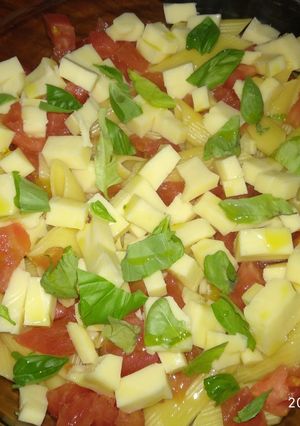 Una foto de Ensalada de fideos caprese