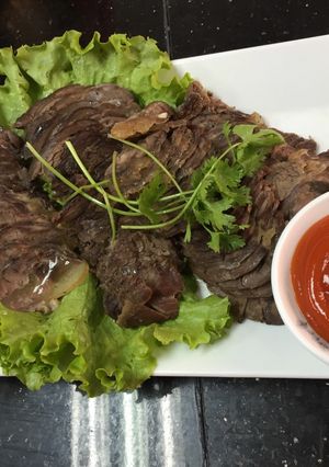 Hình của món Bắp bò luộc mắm.