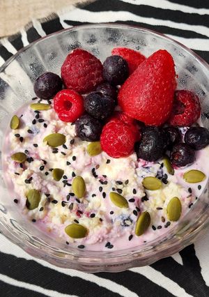 Una foto de 🍧🫐🍓Postre fresco de ricota y frutos rojos, con semillas de sésamo y zapallo 🫐🍓🍧