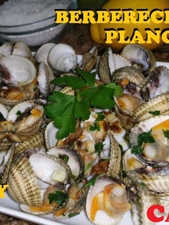 Una foto de Berberechos a la plancha con ajito y perejil