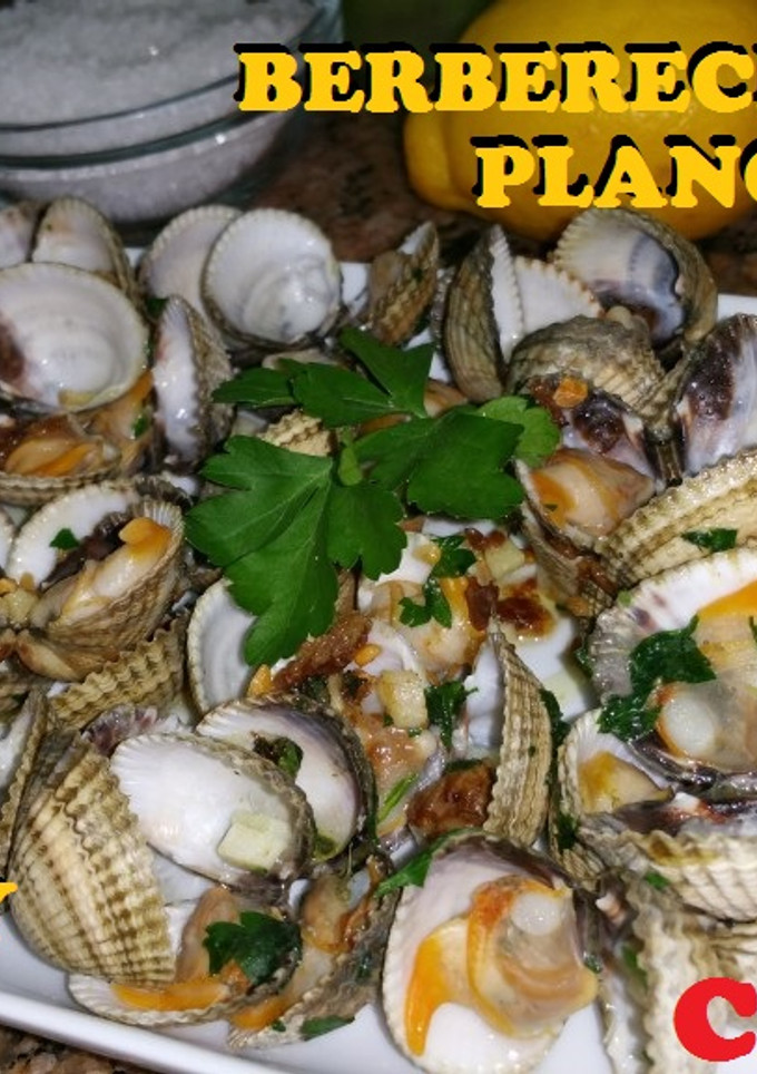 Una foto de Berberechos a la plancha con ajito y perejil