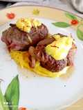 Involtini di scottona su crema di grana allo zafferano