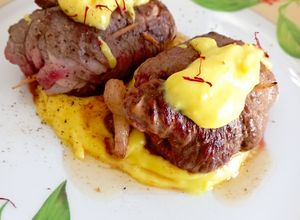 Foto di Involtini di scottona su crema di grana allo zafferano