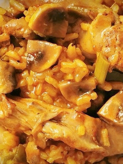 Una foto de Arroz de Conejo y Champiñones