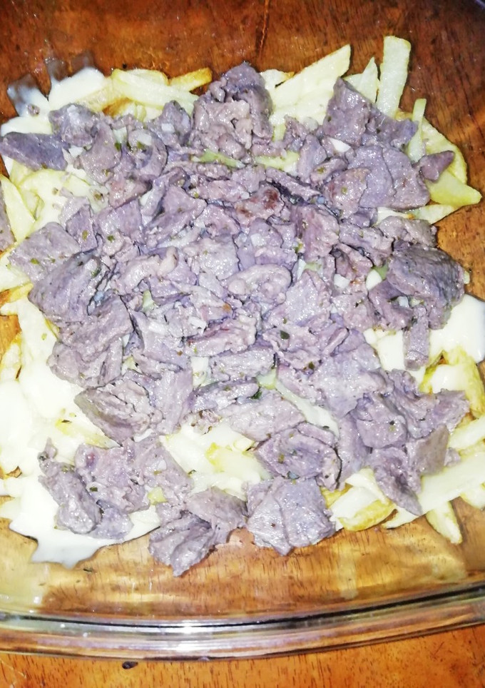 Una foto de Tabla de papas, queso y carne