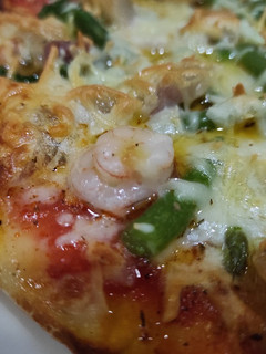 Una foto de Pizza de espárragos trigueros con gambas y panceta ibérica