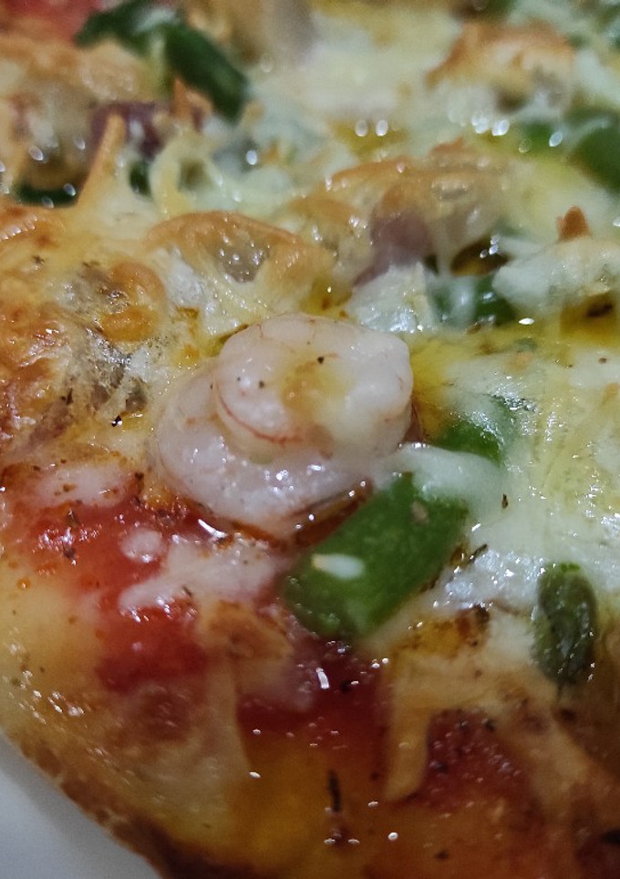 Una foto de Pizza de espárragos trigueros con gambas y panceta ibérica