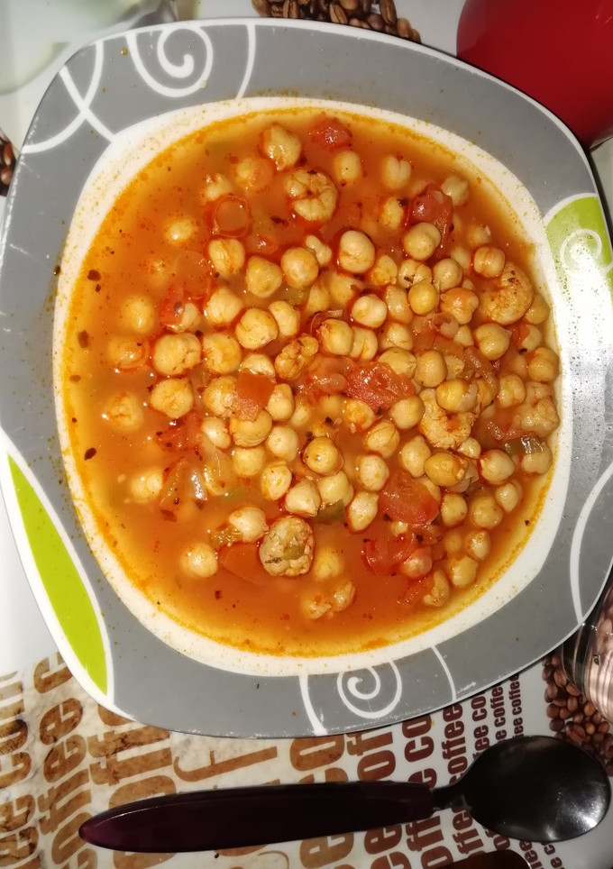 Una foto de Guiso de garbanzos con gambas