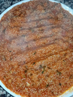 صورة لوصفة كسكس الشعير بصلصة حمراء 😋👌