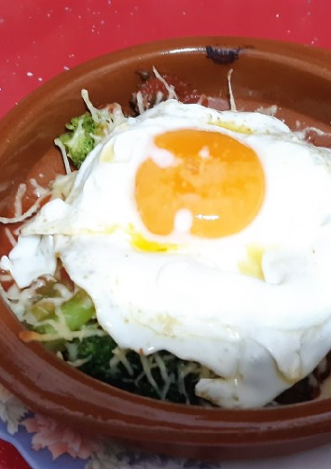 Una foto de Huevo a la plancha con brócoli gratinado
