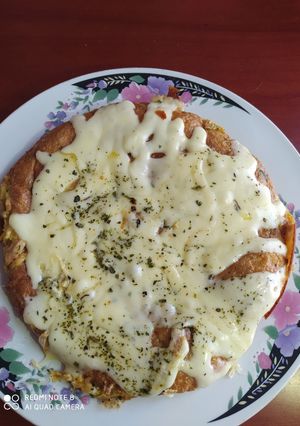Una foto de TORTILLA CON ATÚN TIPO PIZZA 😋😂