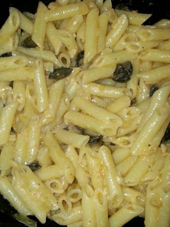 Una foto de Macarrones al ajillo con aceitunas negras (vegetariano)