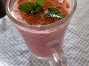 Una foto de kefir de fresa
