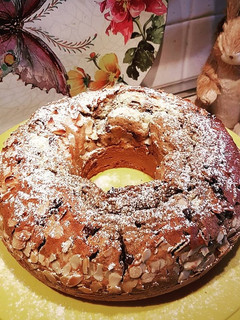 Foto di Ciambella mandorle e gocce di cioccolato