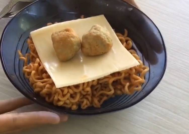 Cara mudah memasak Mie samyang + bakso dan keju yang Bisa Manjain Lidah