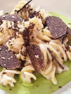 Foto di Fusillone, crema di fave, pecorino, tartufo nero