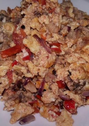 A picture of Omelette with Shredded Grilled Chicken.