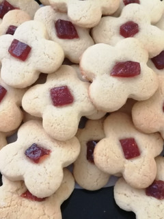 Una foto de Galletitas de manteca con dulce de membrillo