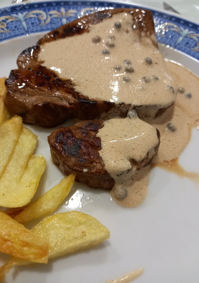 Una foto de Solomillo de ternera con salsa a la pimienta