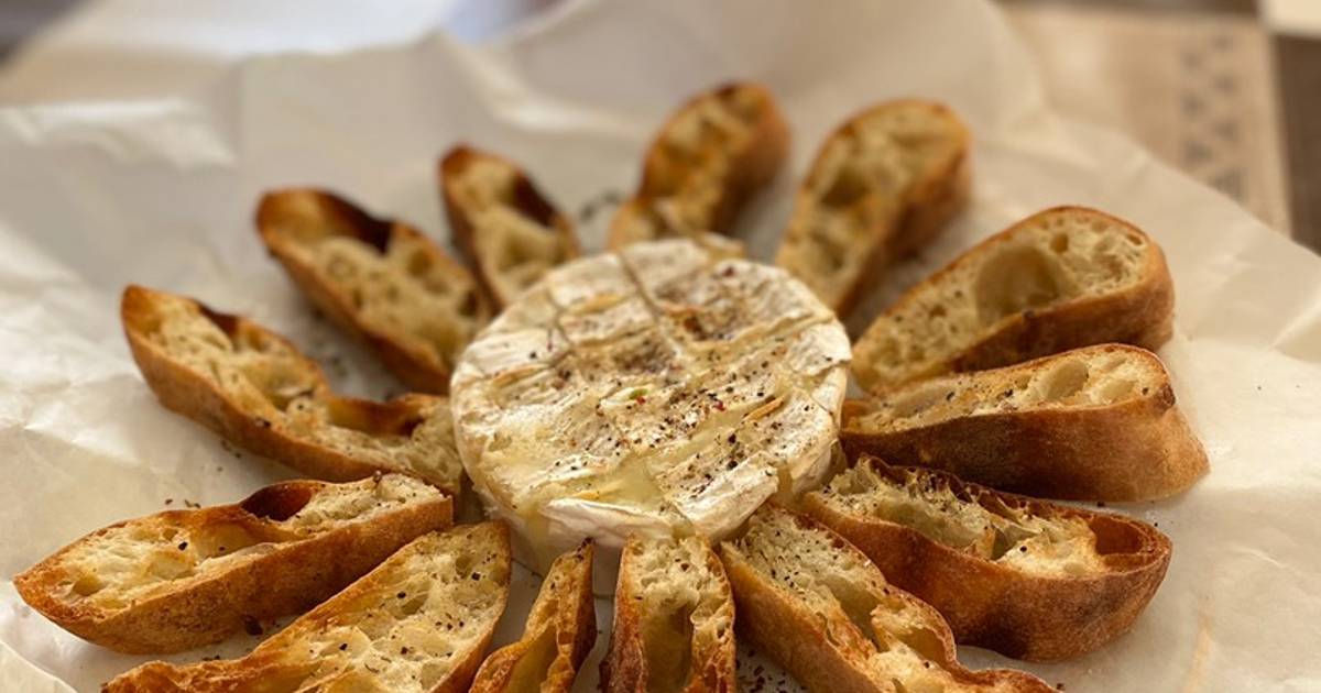 Камамбер с багетом в духовке. Камамбер жареный в духовке. Камамбер с багетом. Запечь камамбер в духовке с хлебом. Багет с сыром камамбер в духовке.