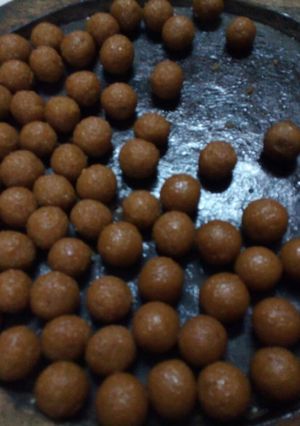 A picture of Narkel nadu (coconut jaggery laddu).