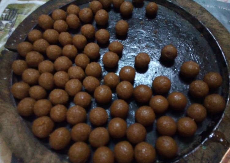 Narkel nadu (coconut jaggery laddu)