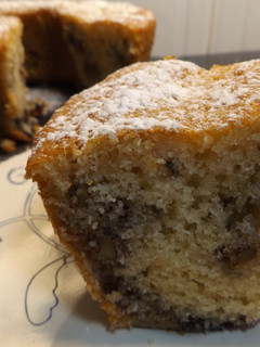Una foto de Rosca de kefir con nueces y mermelada de arándanos
