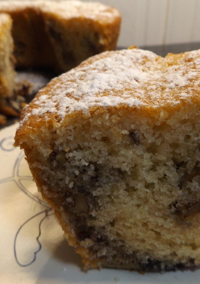 Una foto de Rosca de kefir con nueces y mermelada de arándanos