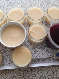 Una foto de Sémola con Leche y Salsa Obispo (de vino tinto)