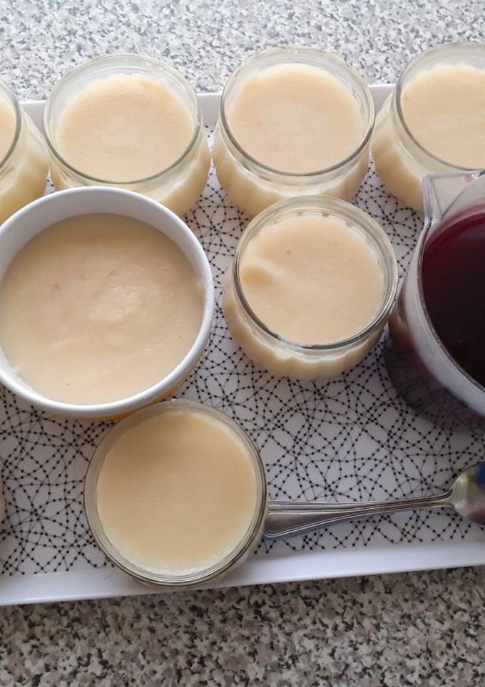 Una foto de Sémola con Leche y Salsa Obispo (de vino tinto)