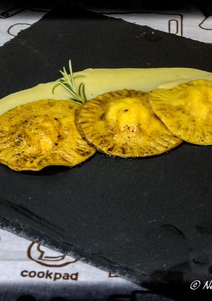 Foto di Ravioloni Baccalà e ricotta su vellutata di patate