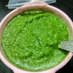 A picture of Hari dhaniye ki chutney.