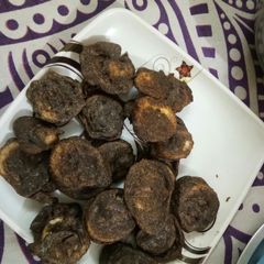 A picture of Kache kele ke pakode (raw banana fritters).