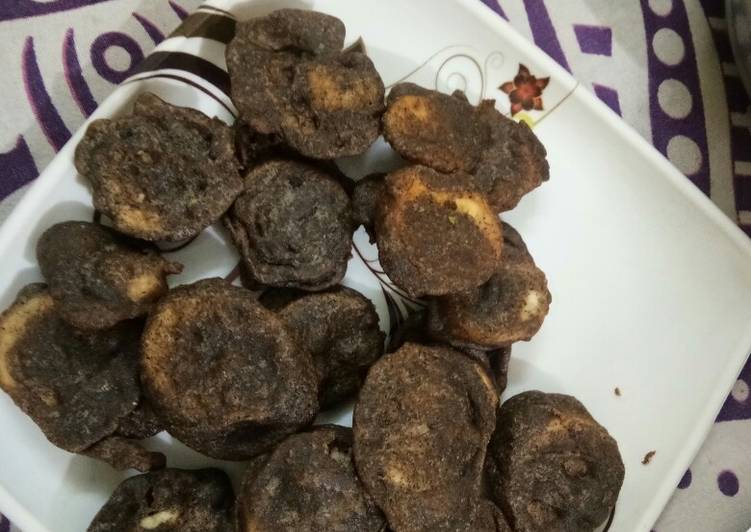 Kache kele ke pakode (raw banana fritters)