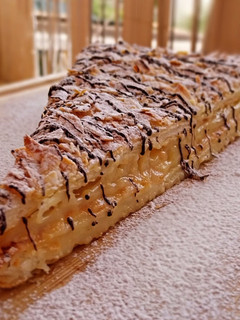 Una foto de Hojaldre con crema de limón y chocolate blanco y almendras