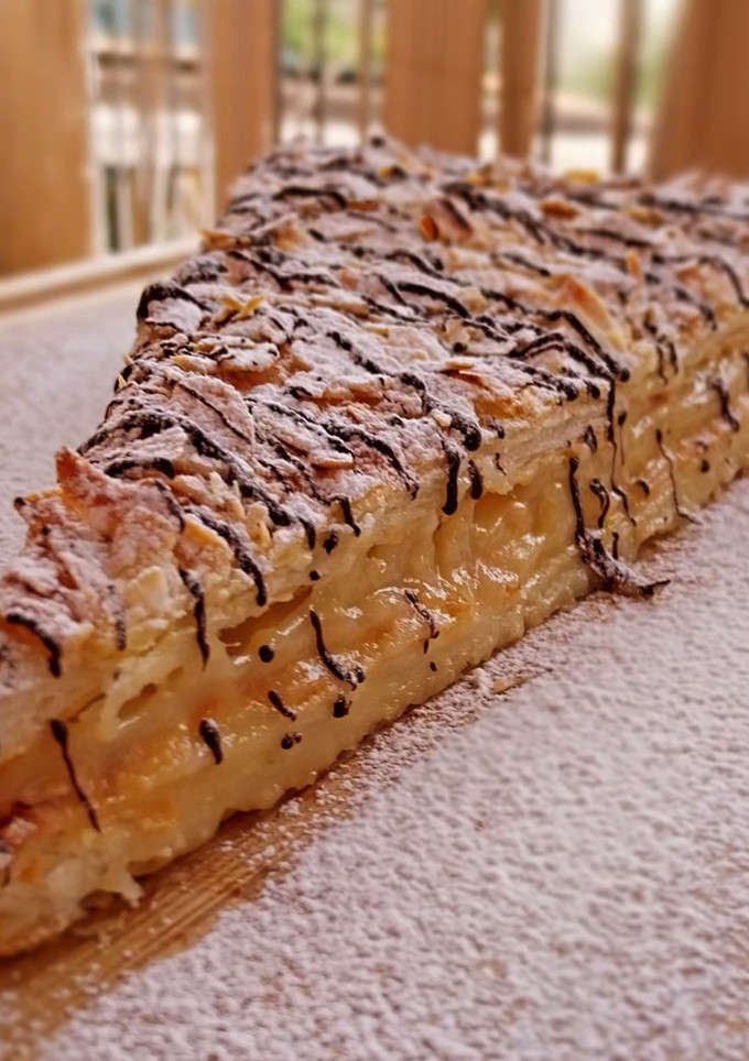 Una foto de Hojaldre con crema de limón y chocolate blanco y almendras