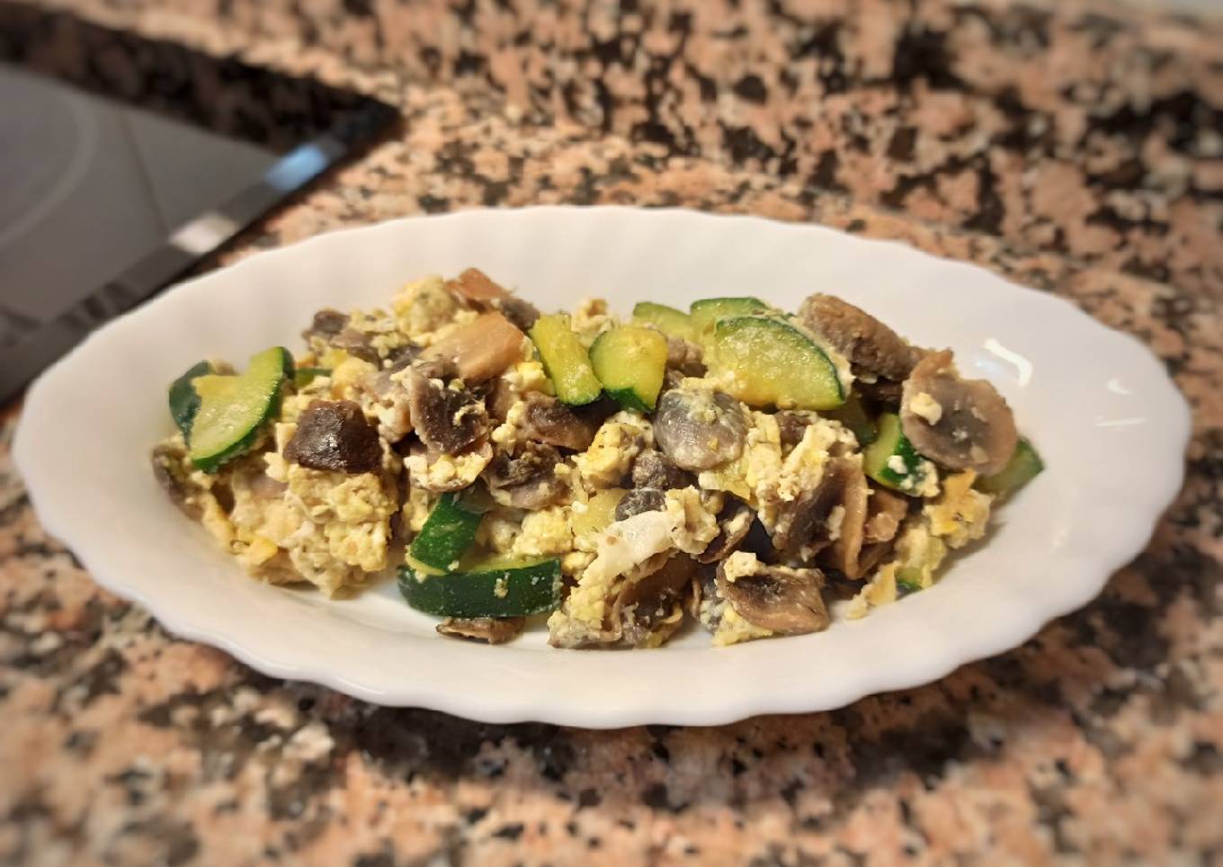 Revuelto de champiñones y calabacín