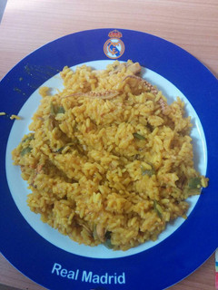 Una foto de Paella con pulpo y pimientos