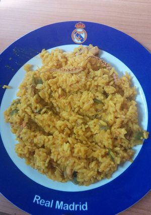 Una foto de Paella con pulpo y pimientos