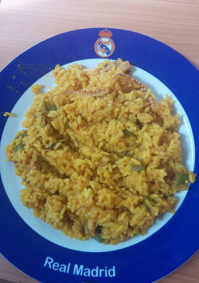 Una foto de Paella con pulpo y pimientos